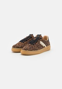 Et par brune leopardmønstrede sneakers med sorte snørebånd, beige gummisåler og hvide sideaccenter på en hvid baggrund.