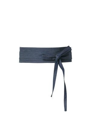 Cintura di tessuto blu scuro piegata e annodata a fiocco con estremità lunghe che ricadono, isolata su sfondo bianco.