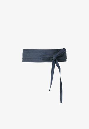 Donkerblauwe stoffen riem, opgevouwen en gestrikt in een strik met lange uitlopende uiteinden, geïsoleerd op een witte achtergrond.