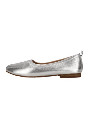Silberne Ballerinas aus metallic Leder, runde Zehenpartie, minimalistisches Design, niedriger Absatz und eine kleine Schlaufe auf der Rückseite für einfaches An- und Ausziehen.