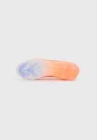 Sål af en sko med en gradient fra orange til gennemskinnelig med en tekstureret overflade og lilla trækkraftmønster. Rundet tådesign.