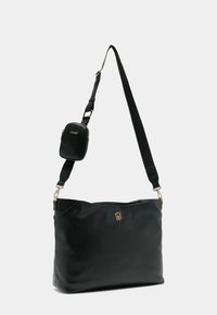 Borsa a spalla in pelle nera con hardware dorato, caratterizzata da un design elegante e un piccolo pouch con zip aggiuntivo attaccato da una tracolla.