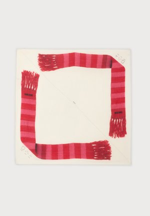 Écharpe tricotée rayée rouge et rose avec des pompons aux deux extrémités, disposée en forme carrée sur un fond blanc.