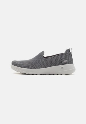 Slip-on skor med övre del i grått mesh, vit gummisula och texturerad design. Har en dragtab på baksidan och diskret logotypdetalj.