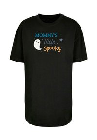 Melna īsām piedurknēm T-kreklā ir uzraksts "MAMMAS mazais Spooky" zilos un oranžos toņos ar spoku grafiku un izkliedētām zvaigznēm.