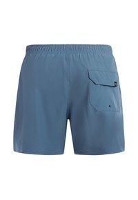 Shorts de bain bleus en tissu léger avec une ceinture élastique, une poche arrière avec rabat et une finition légèrement brillante.