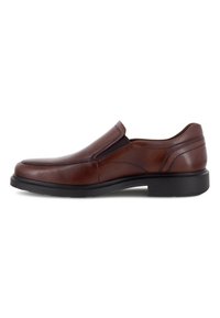 Zapatos de piel marrón sin cordones con un acabado suave, punta redondeada y paneles laterales elásticos. Suela gruesa de goma negra con un ligero dibujo.