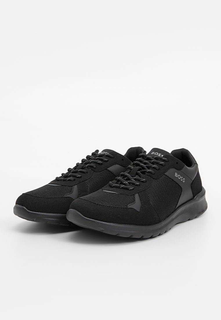 Schwarze Sneaker aus Mesh und strukturiertem Stoff, mit Schnürsenkeln, gepolsterten Sohlen und einem minimalistischen Design mit Logo-Akzenten.