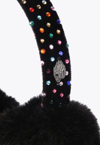 Cuffie in pelliccia sintetica nera con un'imbottitura per testa decorata da gioielli e gemme colorate, con un charm decorativo in tonalità argento.