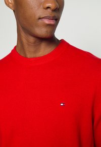 Tommy Hilfiger PIMA ORG CTN CASHMERE CREW NECK - Camisola - empire flame