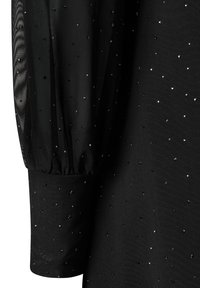 Schwarzes Kleid aus transparentem, strukturiertem Stoff mit kleinen, verstreuten silbernen Verzierungen und langen, aufgepufften Ärmeln.