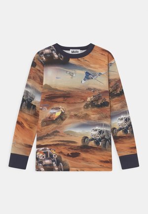 Koszula z długim rękawem z nadrukiem pojazdów łazika kosmicznego i statków kosmicznych latających nad kamienistym krajobrazem przypominającym Marsa.