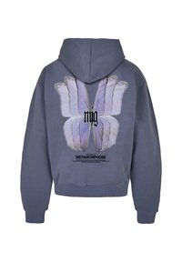 Kapuzensweatshirt in dunkelgrau mit einem großen Schmetterlingsmotiv in helllila auf der Rückseite, darunter befindet sich stilisierter Text.