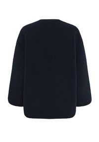 Μακρυμάνικο fleece μπουφάν σε ναυτικό μπλε, με υφή απαλής και πλούσιας υφής, εμφανίζεται από πίσω σε λευκό φόντο.