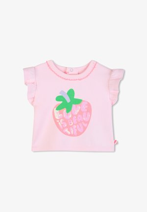 Chemise rose à manches courtes avec un motif de fraise et le texte coloré "L'amour est beau." Manches froncées et fermeture à pression au niveau du cou.