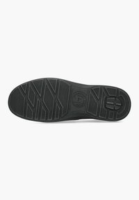 Suola di scarpa in gomma nera con pattern e scanalature testurizzati. Presenta un logo circolare e una superficie rialzata per migliorare la trazione.
