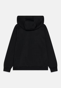 Sudadera negra de manga larga, mostrada boca abajo, con capucha adjunta y puños y dobladillo acanalados sobre un fondo blanco.
