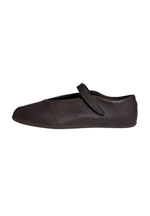 Scarpa in pelle nera stile Mary Jane con fori laterali e singolo cinturino in velcro regolabile.