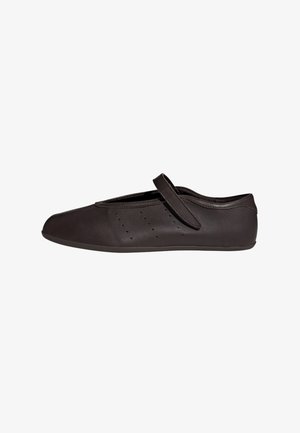 Scarpa in pelle nera stile Mary Jane con fori laterali e singolo cinturino in velcro regolabile.