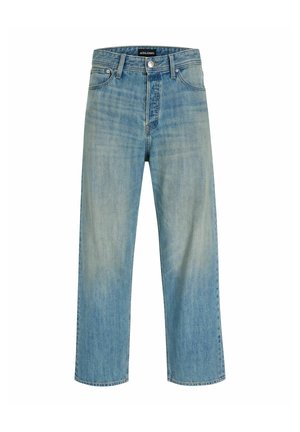 Jean en denim bleu clair à coupe droite, cinq poches et fermeture par bouton, présentant un léger effet délavé et des détails de couture.