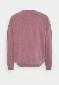 Sudadera, tejido suave color malva, cuello redondo, mangas largas, puños y dobladillo acanalados, diseño casual, lisa sin patrones ni embellishments.