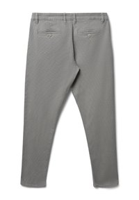 Pantaloni grigi con una vestibilità slim, realizzati in un tessuto testurizzato, dotati di due tasche posteriori con chiusura a bottone e passanti per cintura. Design a gamba dritta.