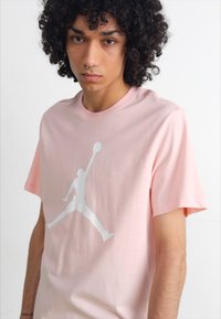 Jordan JUMPMAN CREW - Triko s potiskem - legend pink/white