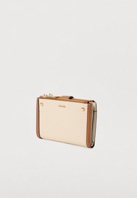 Portafoglio compatto beige e marrone con righe orizzontali, cerniera dorata e hardware dorato con logo su uno sfondo bianco semplice.