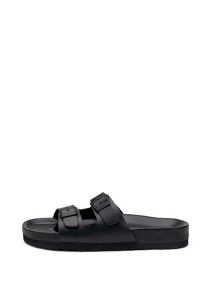 Zwarte slidesandalen met twee verstelbare gespen en een gevormd voetbed op een platte zool, zijaanzicht.