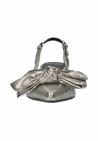 Metallisch zilveren slingback schoen met een puntige neus en een grote strikdetail aan de voorkant. Bevat een zwarte binnensole en een verstelbare enkelband.