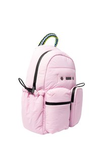 Roze gewatteerde rugzak met zwarte ritsen en accenten. Bevat twee voorzakken en een gevlochten handvat in blauw en groen.