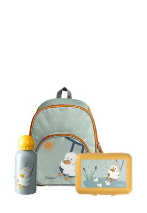 Kinder-Rucksack, Wasserflasche und Brotdose in Hellblau mit orangefarbener Akzentuierung, mit Cartoon-Enten auf einer Schaukel und einer Teichszene.