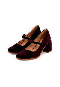 Zapatos Mary Jane de terciopelo burdeos con punta redonda, una sola correa sobre el pie y un alto tacón cuadrado.