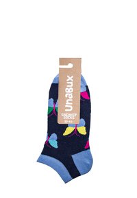 Calzini da sneaker con uno sfondo blu navy, caratterizzati da motivi di farfalle colorate in rosa, blu, verde e giallo. Etichetta in cartone attaccata.