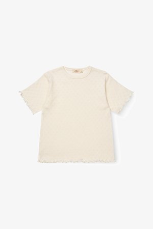 Top tricotat cu mâneci scurte, de culoare crem, cu un model texturat delicat și margine ondulată pe mâneci și tiv.