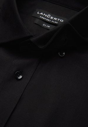 Czarna, wąska koszula z teksturowanej tkaniny, z kołnierzykiem w szpic, czarnymi guzikami i metką z napisem "LANCERTO COMFORT PLUS".