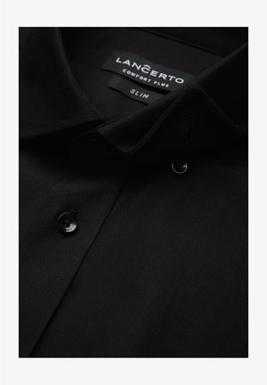 Czarna, wąska koszula z teksturowanej tkaniny, z kołnierzykiem w szpic, czarnymi guzikami i metką z napisem "LANCERTO COMFORT PLUS".