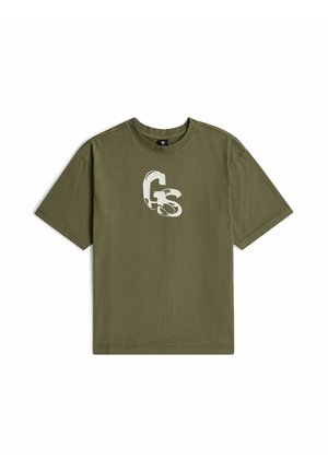 Oliwkowo zielony t-shirt z krótkim rękawem, okrągłym dekoltem i białym stylizowanym logo "GS" na środku z przodu.