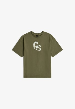 Oliwkowo zielony t-shirt z krótkim rękawem, okrągłym dekoltem i białym stylizowanym logo "GS" na środku z przodu.