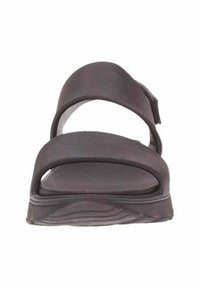 Sandalia negra con dos correas anchas, suela plana, plantilla texturizada y diseño curvado. Hebilla ajustable en el lateral para un ajuste seguro.