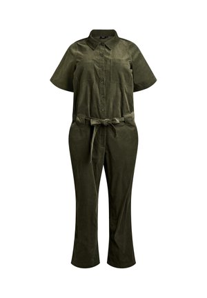 Kombinezon w oliwkowo-zielonym kolorze wykonany z miękkiej tkaniny, z kołnierzykiem, krótkimi rękawami, zapięciem na guziki, przednią kieszenią oraz paskiem do wiązania w talii.