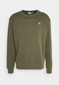 Felpa verde oliva realizzata in tessuto morbido, con collo a giro e polsini a costine, dotata di un piccolo logo FILA in contrasto sul petto.