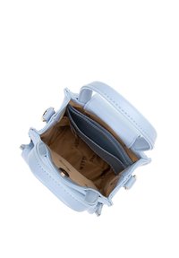 Borsa a mano in pelle azzurro chiaro con due manici, chiusura sicura e interno beige con tasche. Texture liscia, forma quadrata compatta.
