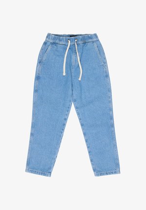 Czarny bawełniany t-shirt z małym niebiesko-żółtym logo w kształcie diamentu na klatce piersiowej, zestawiony z jasnoniebieskimi dżinsami i białymi trampkami.