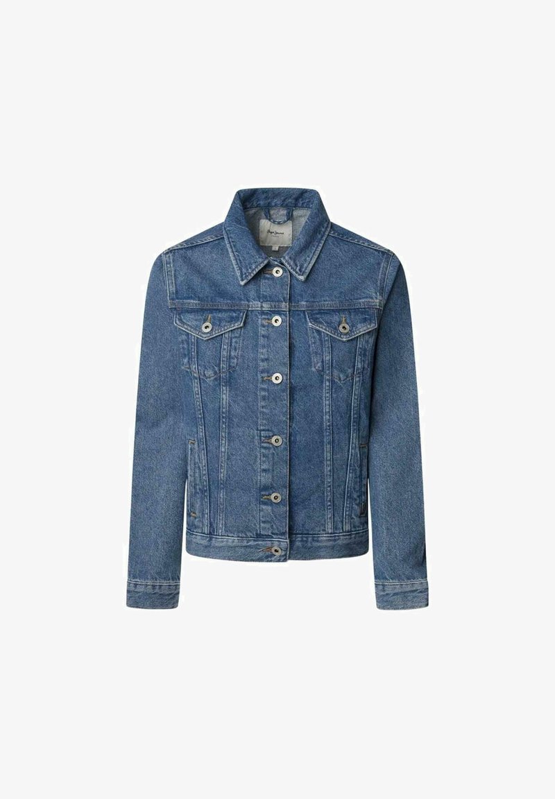 Chaqueta vaquera de color azul medio con un diseño clásico. Cuenta con un cuello puntiagudo, cierre frontal con botones y dos bolsillos en el pecho con solapas.