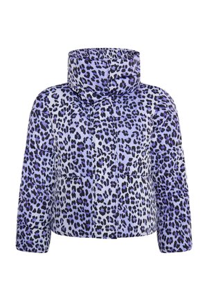 Lilla leopardprint pufferjakke med høj krave, der har et quiltet design og lange ærmer. Bløde materialer med en glat tekstur.