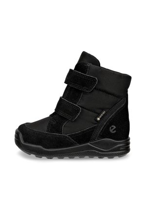 Czarna izolowana zimowa botka z dwoma paskami na rzep, teksturowaną podeszwą, metką Gore-Tex oraz cholewką z zamszu i tkaniny odporną na warunki atmosferyczne.