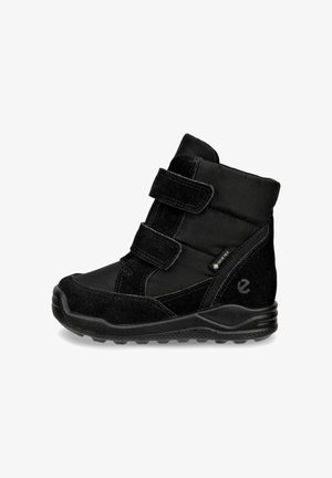 Schwarzer isolierter Winterstiefel mit zwei Klettverschlüssen, profilierter Sohle, Gore-Tex-Label und Obermaterial aus Veloursleder und Textil für Wetterbeständigkeit.