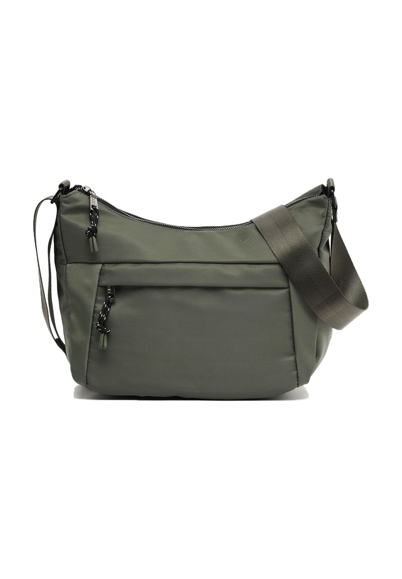 Borsa a tracolla verde in nylon con forma curvata, spallaccio regolabile, tasca anteriore con cerniera e cuciture a contrasto sulla cerniera. Texture liscia.