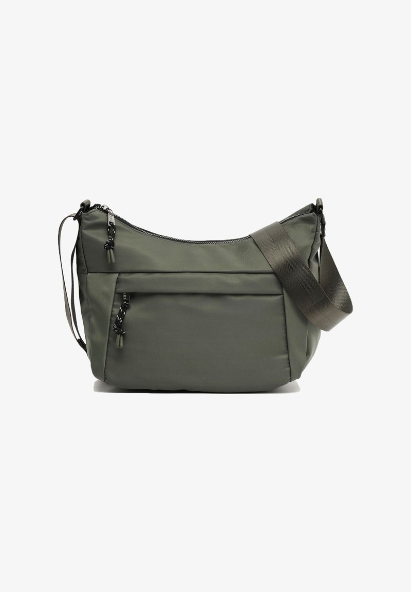 Borsa a tracolla verde in nylon con forma curvata, spallaccio regolabile, tasca anteriore con cerniera e cuciture a contrasto sulla cerniera. Texture liscia.